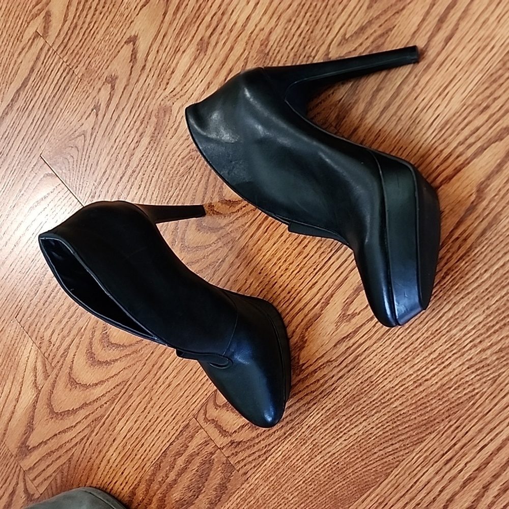 Jessica simpson 8.5 black boots.